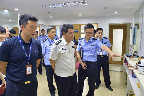 日前,副区长,区公安分局局长杨杰到半淞园派出所耀江社区中心警务室