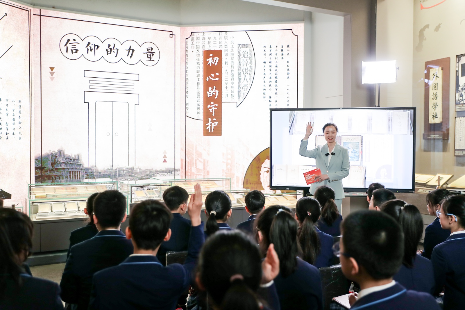 石库门前同上思政课，黄浦“树德课堂·红色周一大思政课”小学版开课 - 上海市黄浦区人民政府