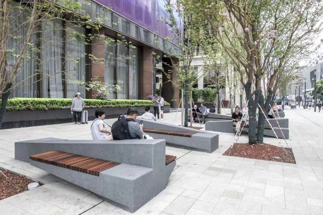 让自然,温馨的城市家具点亮街区的灰色空间